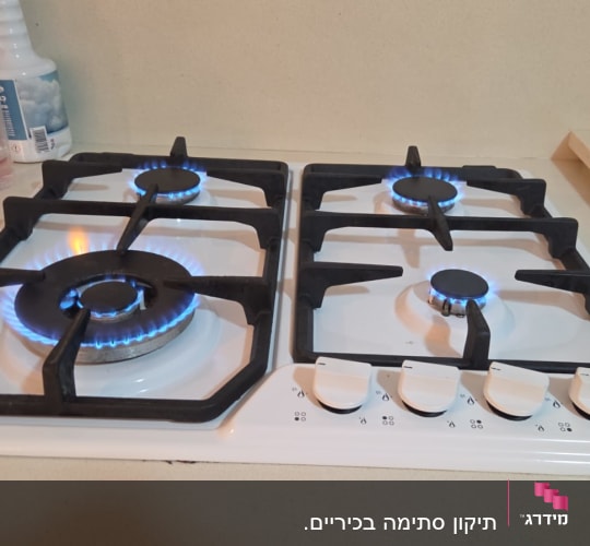 כיריים גז עם להבות כחולות במטבח